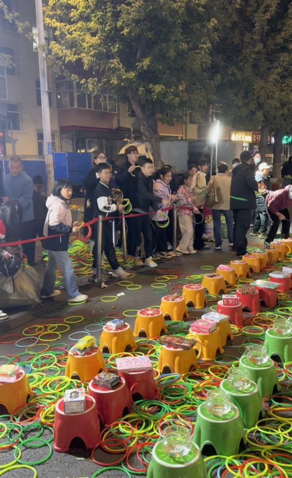 牛策略 齐齐哈尔夜市套圈好“卷”！30元1500个圈，网友：抡到胳膊冒火星